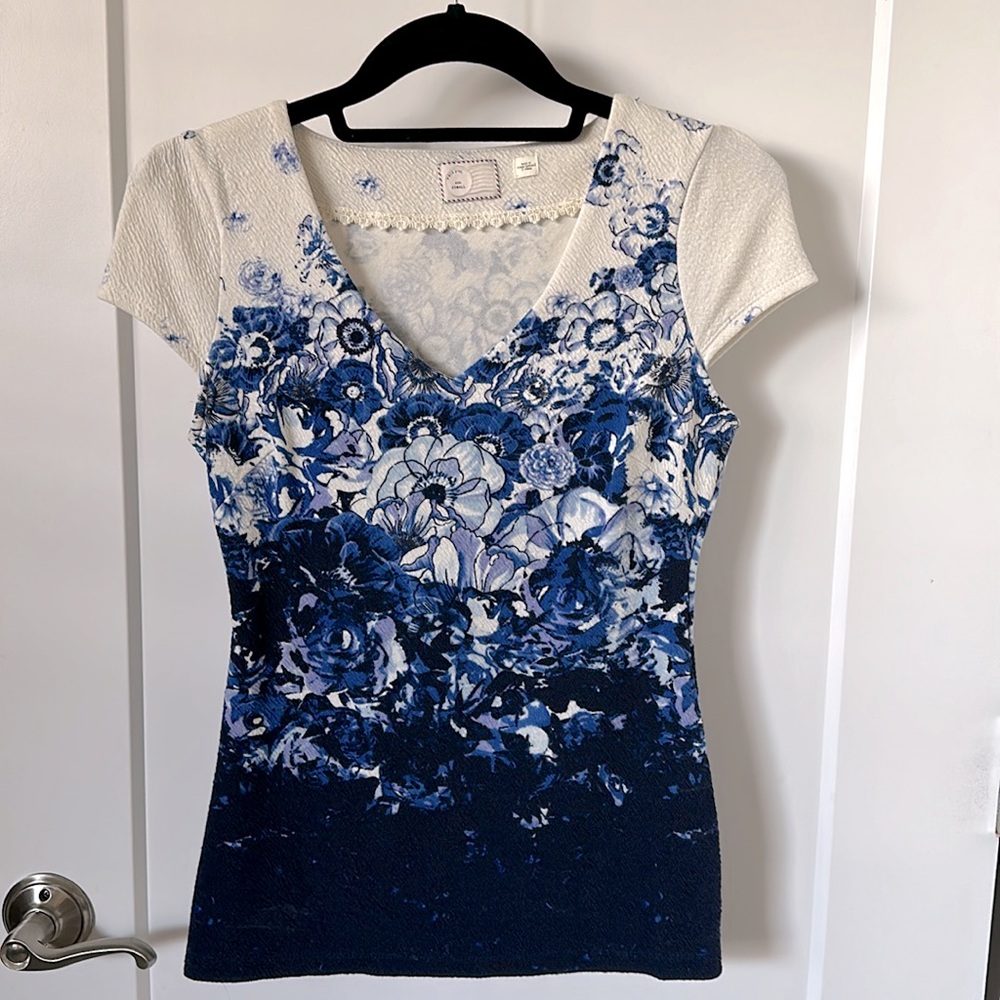 Anthropologie Viola Tee Blue & White Floral Knit V-Neck Top